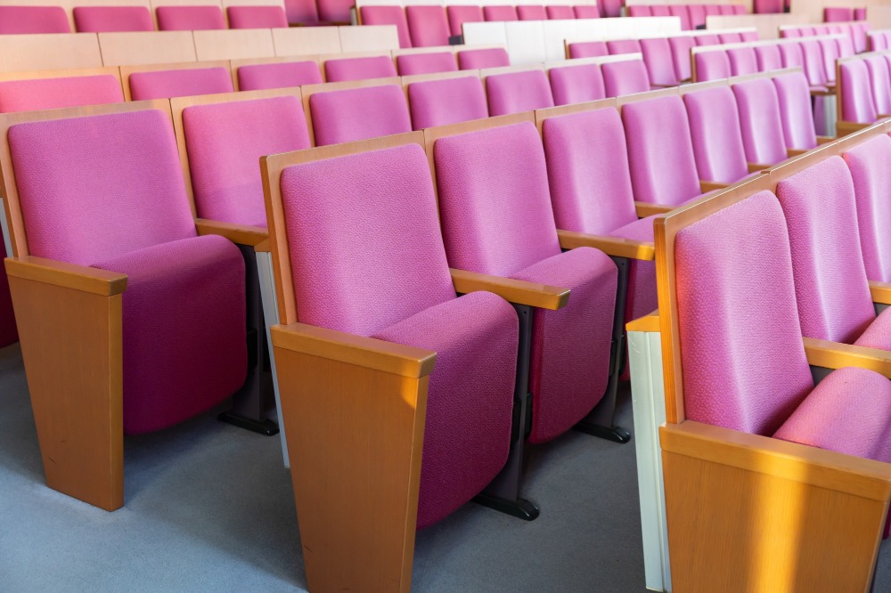 大学、講演会場、コンサートホール、映画館などの座席